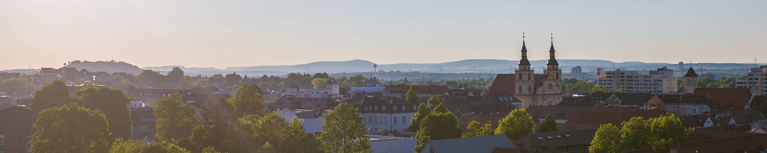 Luftaufnahme von Ludwigsburg mit Kirchtürmen der evangelischen Stadtkirche.