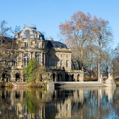 Blick auf das Seeschloss Monrepos und den See