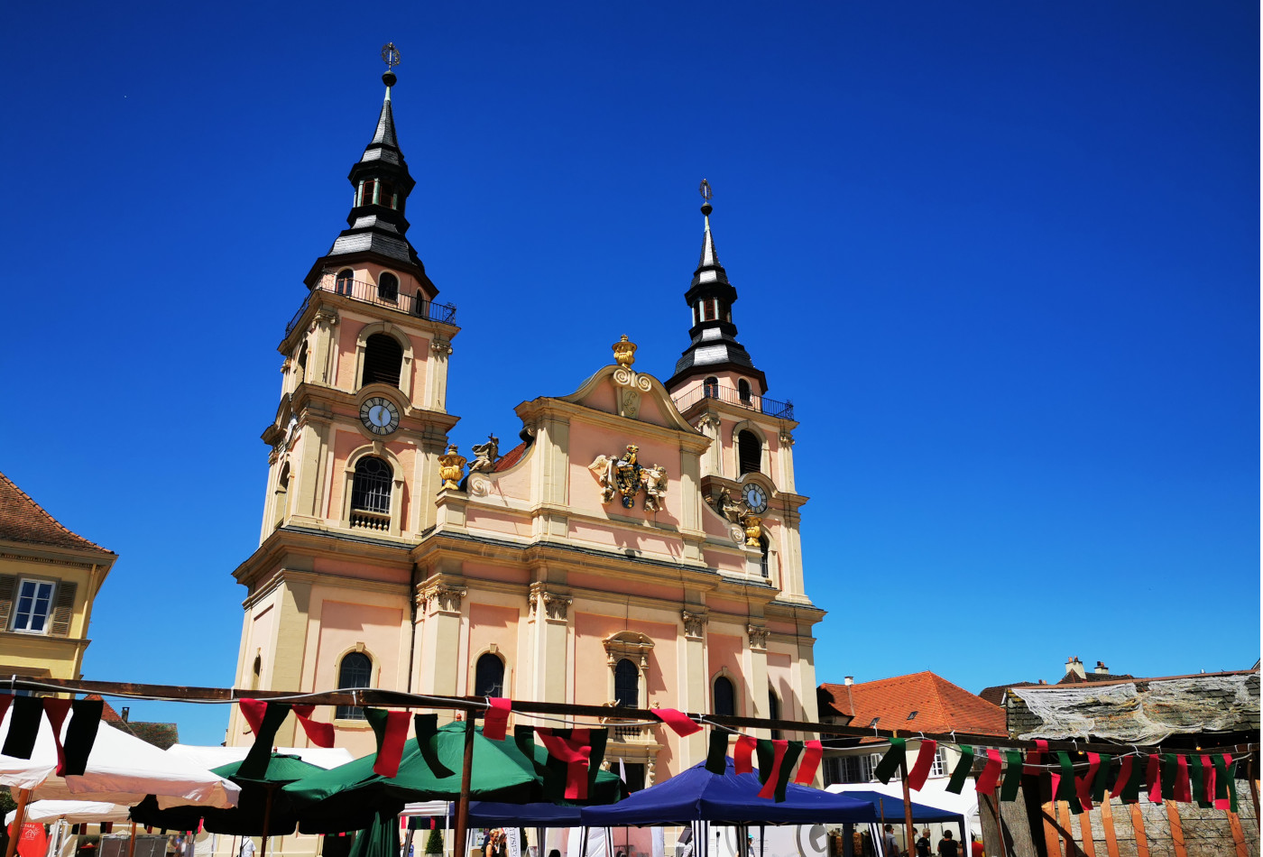 Bild der Stadtkirche während des Ludwigsburger Marktplatzfestes