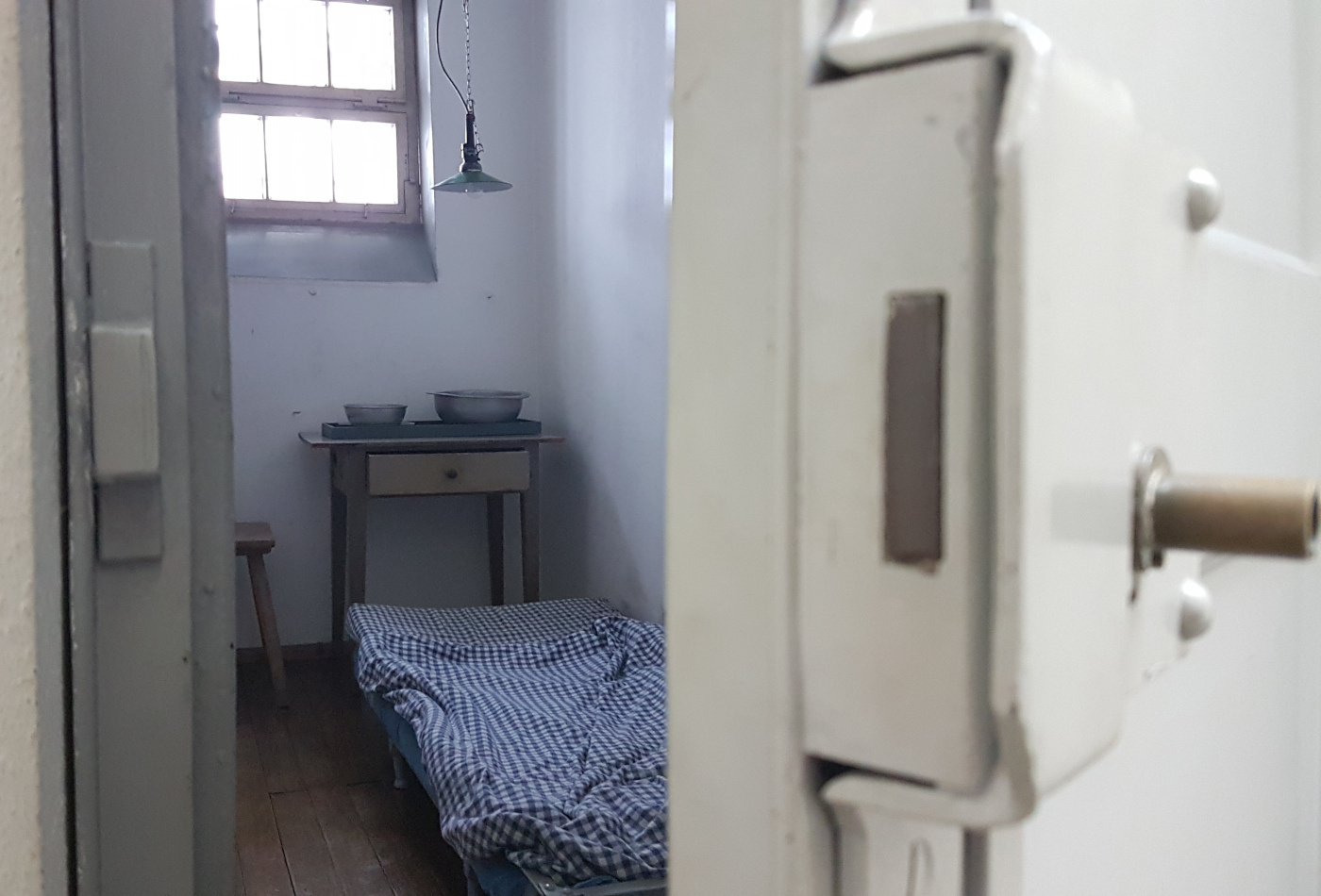 Blick in eine Einzelzelle um 1930 im Stravollzugsmuseum Ludwigsburg.