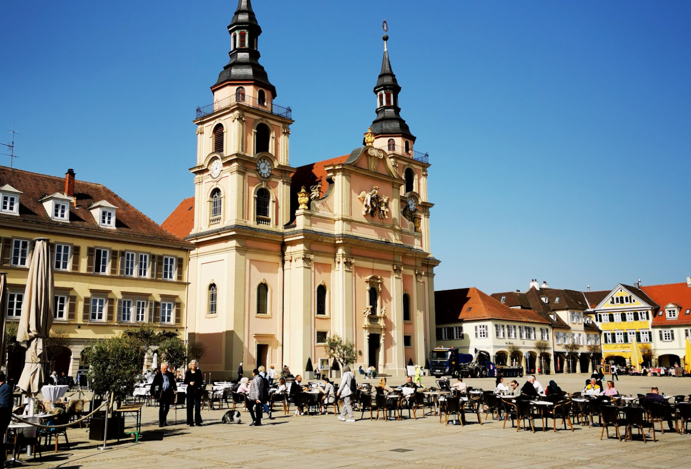 Gastronomie auf dem Marktplatz vor der Kirche.