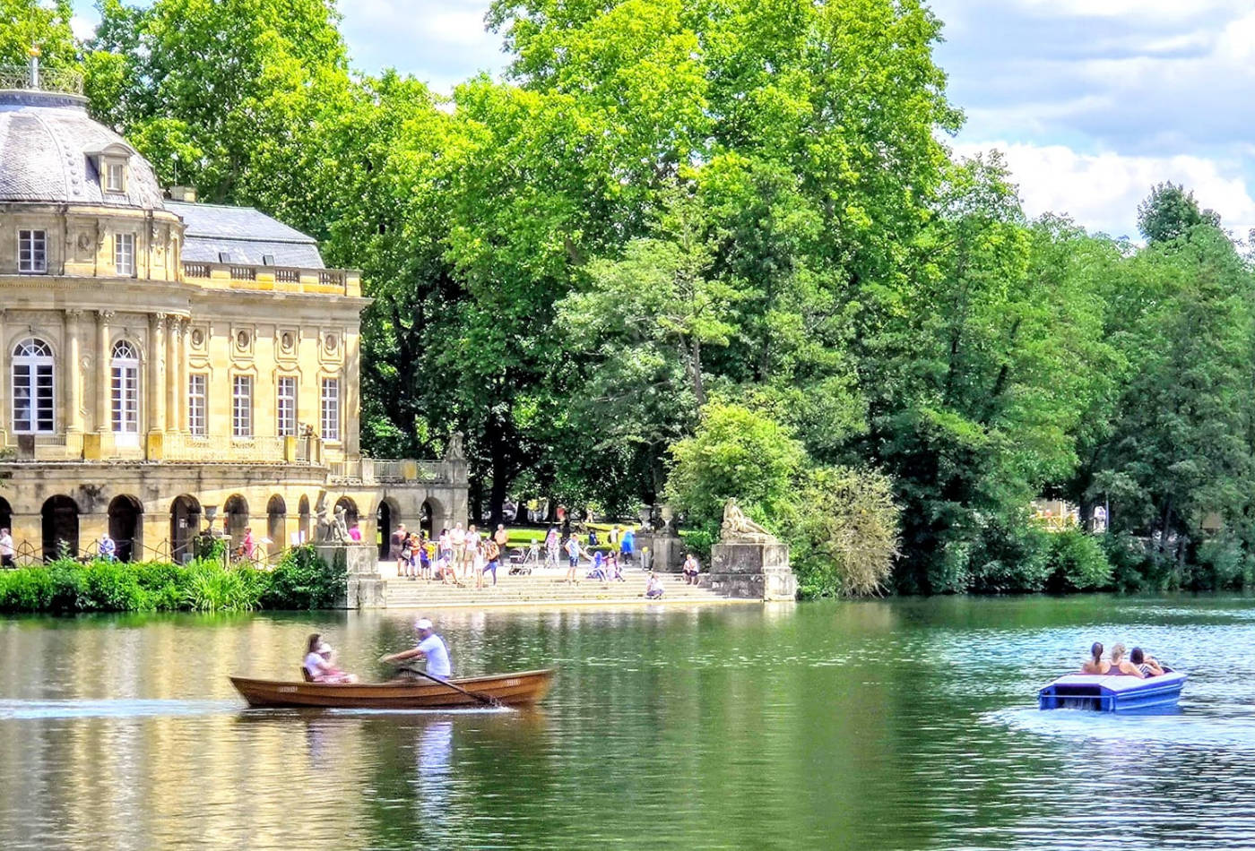 Seeschloss Monrepos mit Booten auf dem See