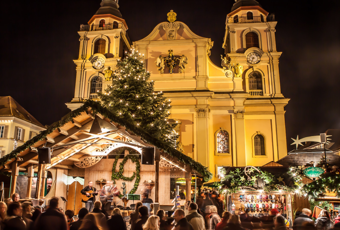 Hell erleuchtete Bühhne vor Evangelischer Stadtkirche