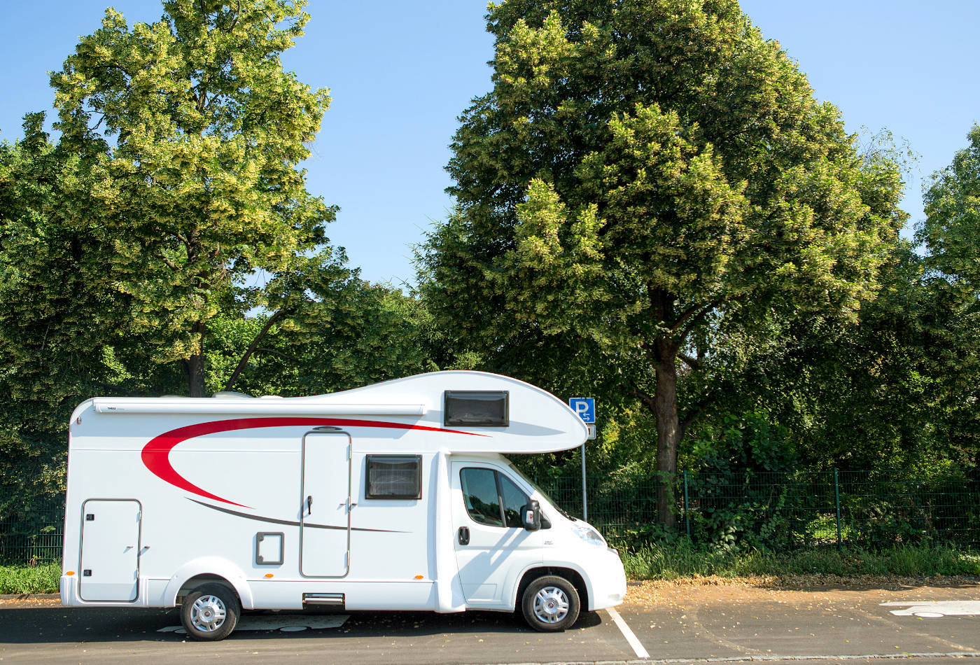 Blick auf ein Wohnmobil auf dem Wohnmobilstellplatz 