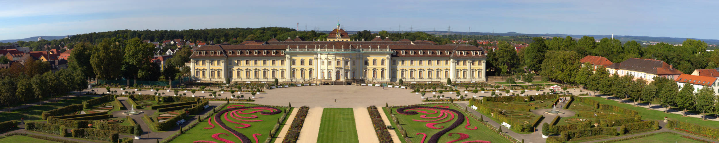 Ansicht auf das Residenzschloss mit Teilen der Gartenanlage. 