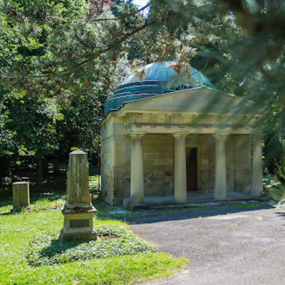 Mausoleum unter Bäumen