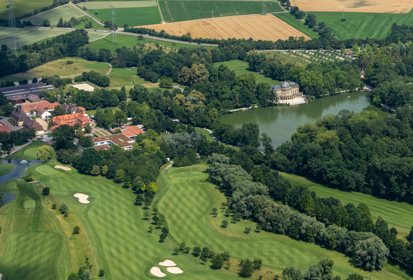 Blick auf die Domäne Monrepos mit See und Seeschloss Monrepos aus der Luft