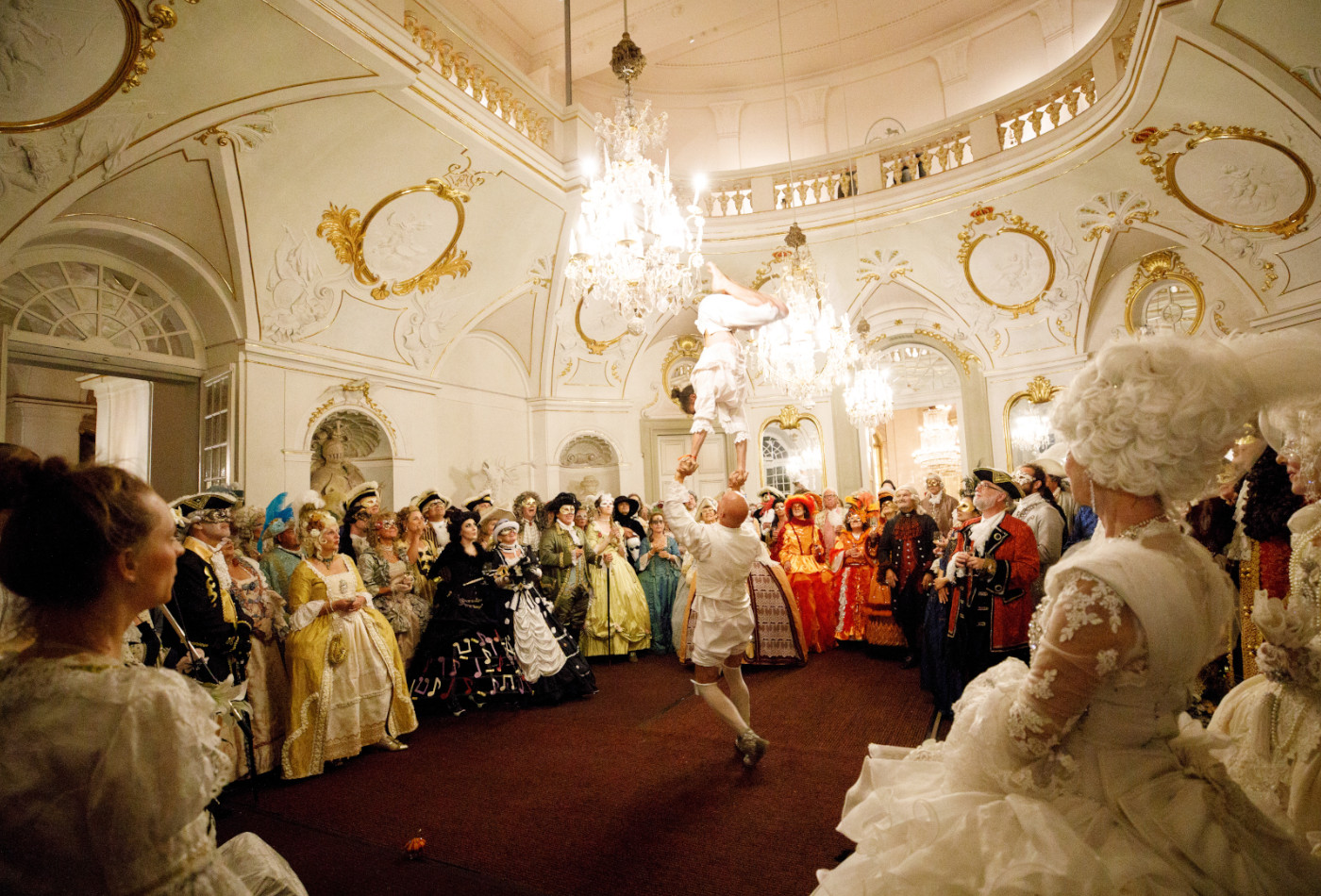 Akrobatik beim Maskenball im Gardesaal des Residenzschlosses