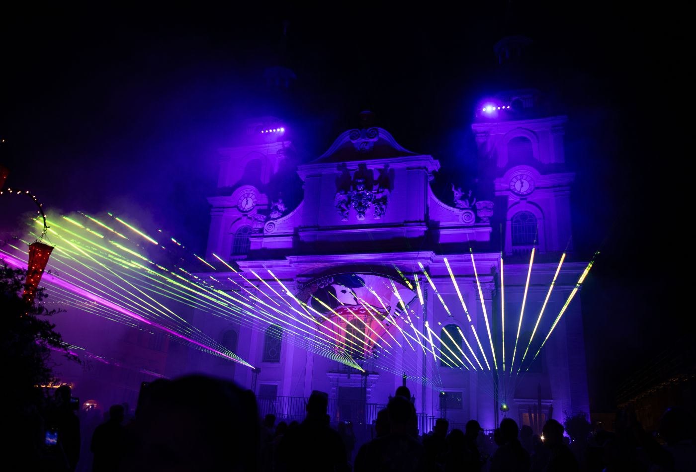 Blick auf Kirche mit Lasershow