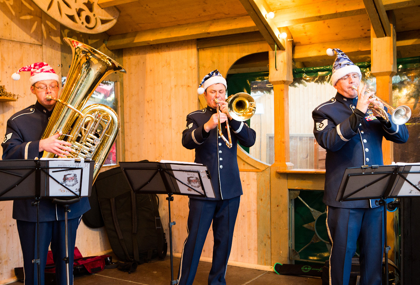 Musiker mit Instumenten und Weihnachtsmützen auf der Bühne