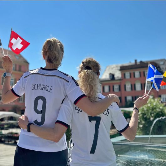 Ein Bild von einem Schloss und dem Schlossgarten im Sommer