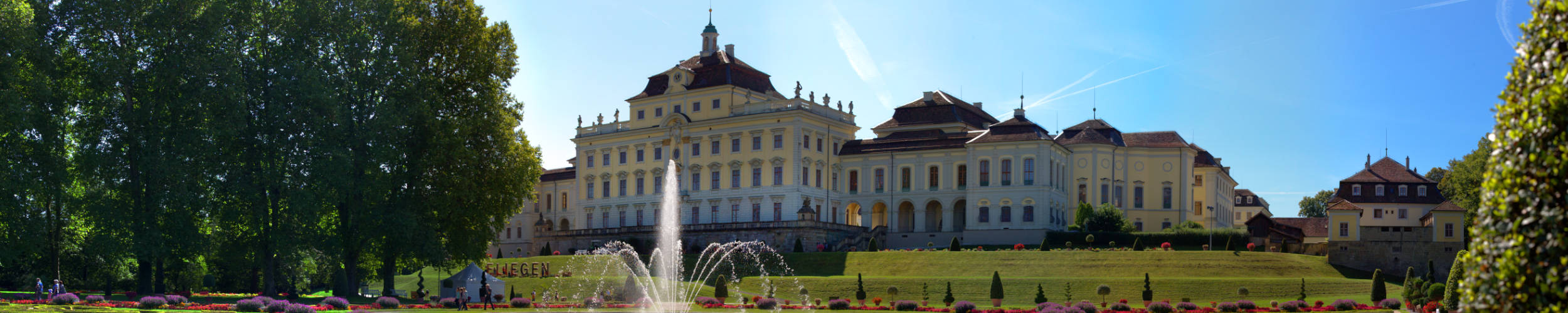 Nordseite des Schlosses mit barocken Gärten im Vordergrund.
