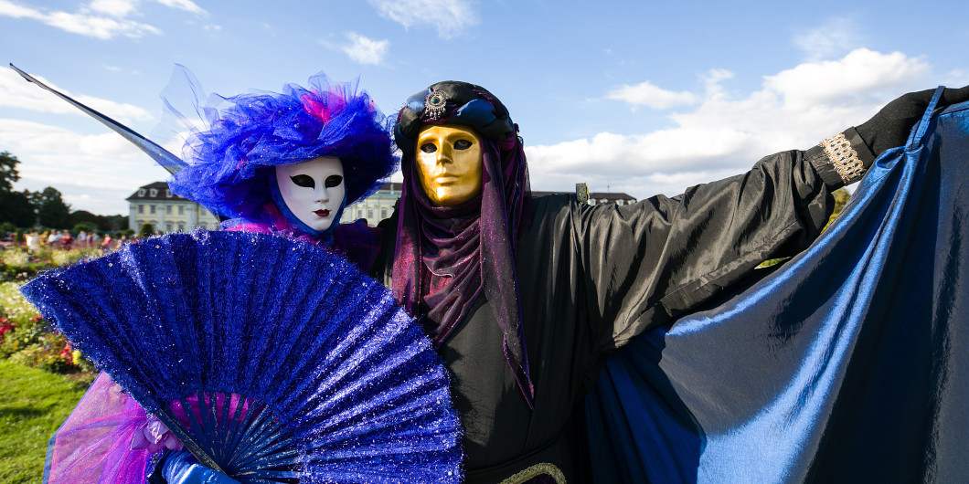 Zwei Maskenträger präsentieren sich vor dem Residenzschloss Ludwigsburg