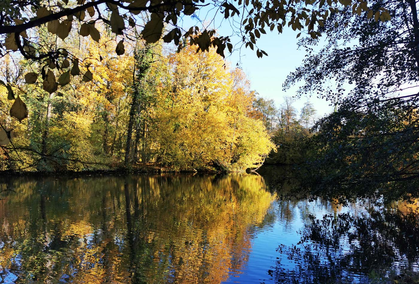 Blick auf den bunt eingefärbten Planetenweg.