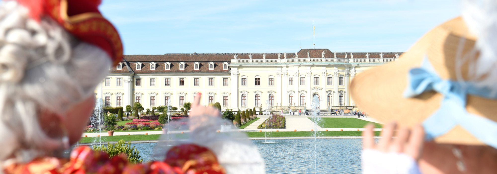 Stadtführerinnen vor dem Residenzschloss