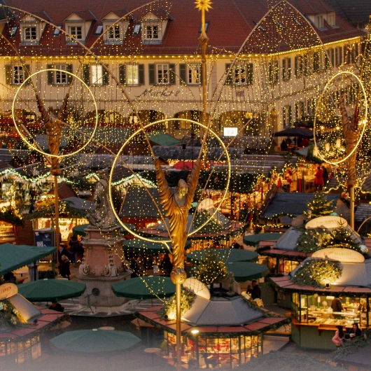 Zu sehen ist ein Teil des Ludwigsburger Barock-Weihnachtsmarktes sowie Gebäude am Marktplatz