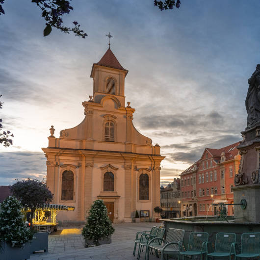 Blick auf die Dreieinigkeitskirche im Abendlicht