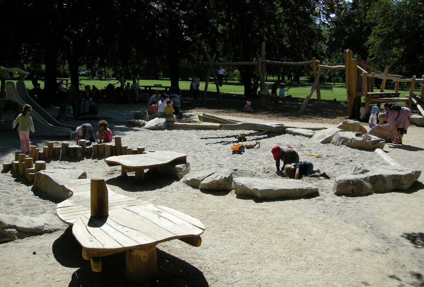 Kinder auf einem Spielplatz.