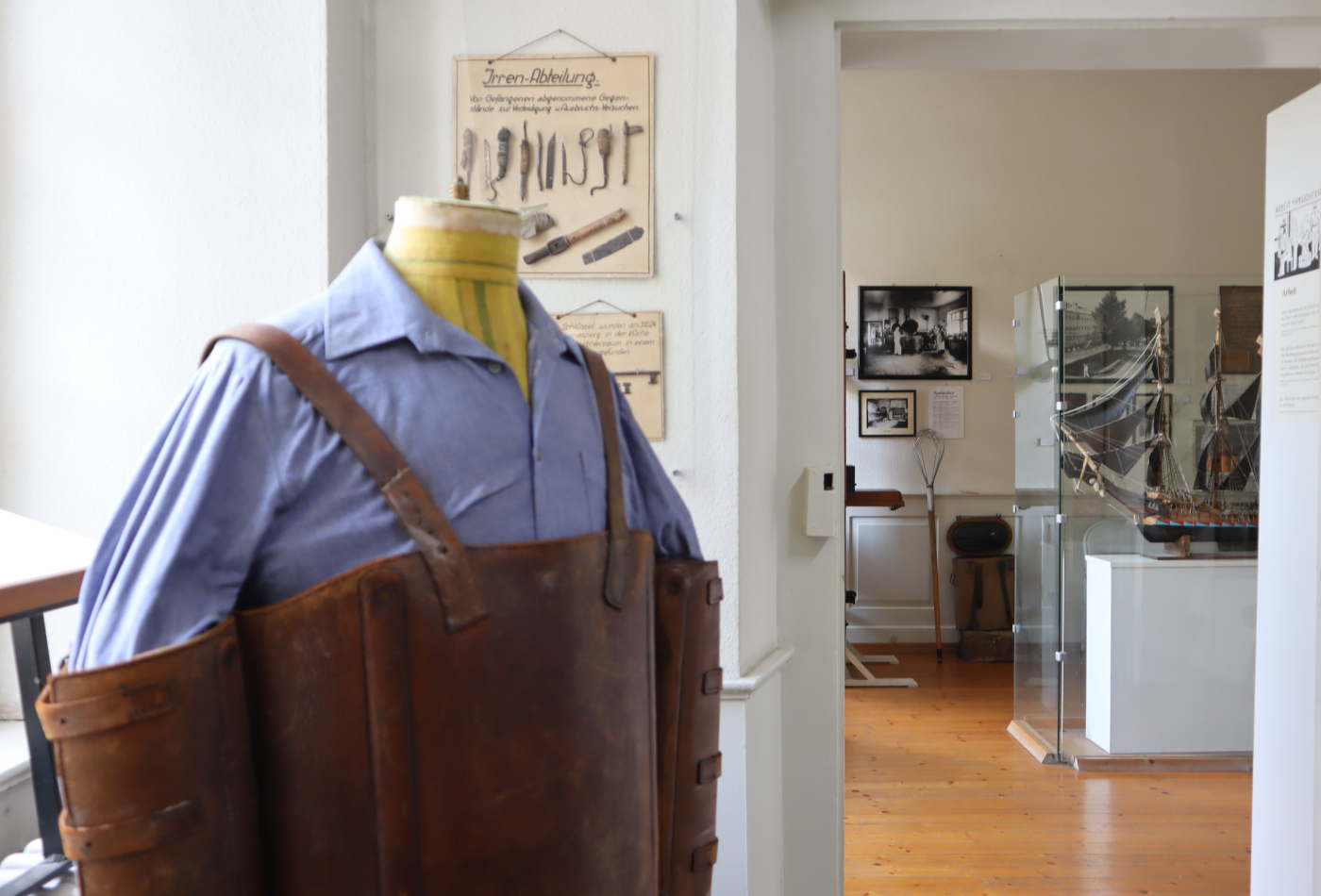 Blick in den Ausstellungsraum im Strafvollzugsmuseum mit Englischen Hemd.