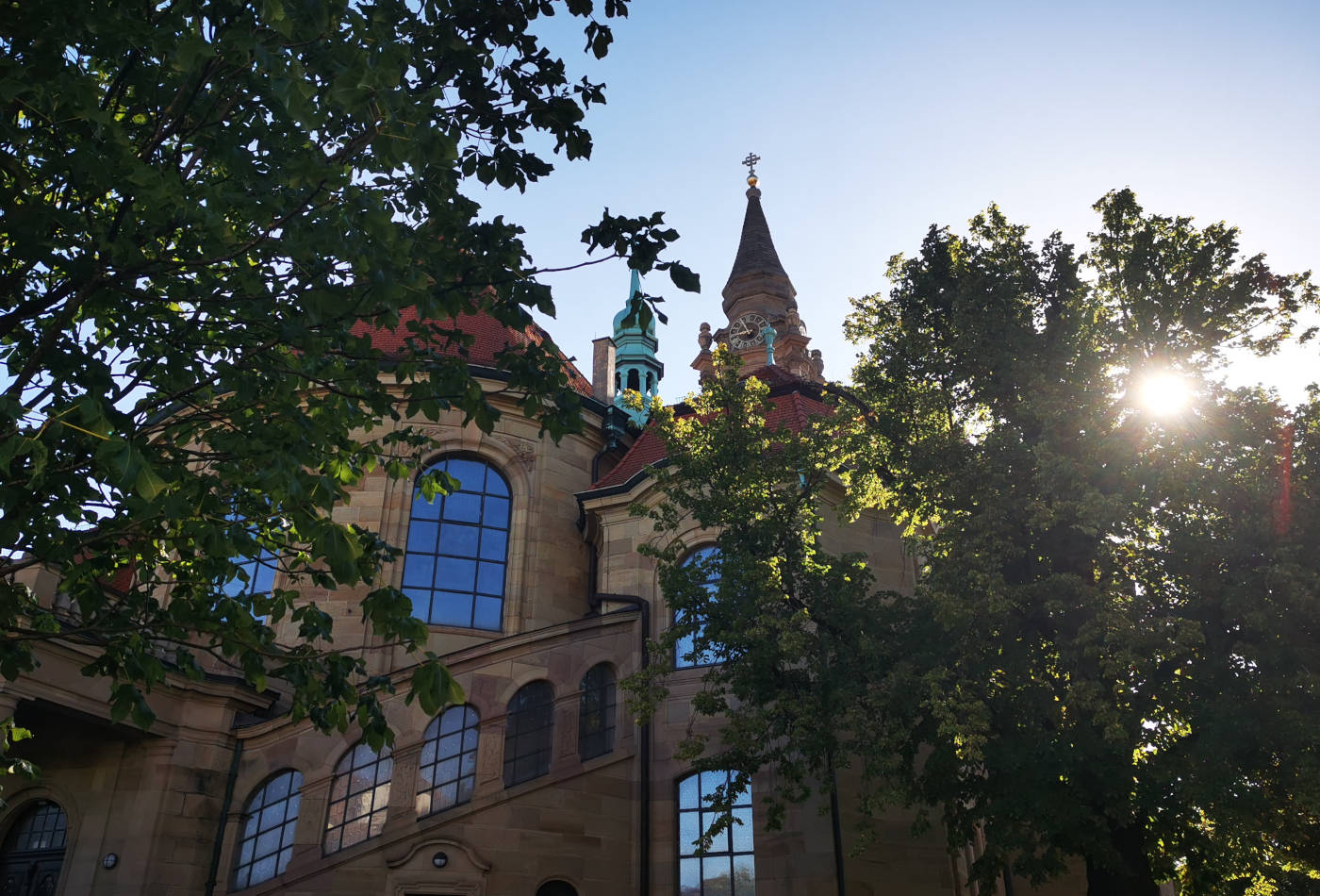 Außenansicht der Friedenskriche mit Bäumen