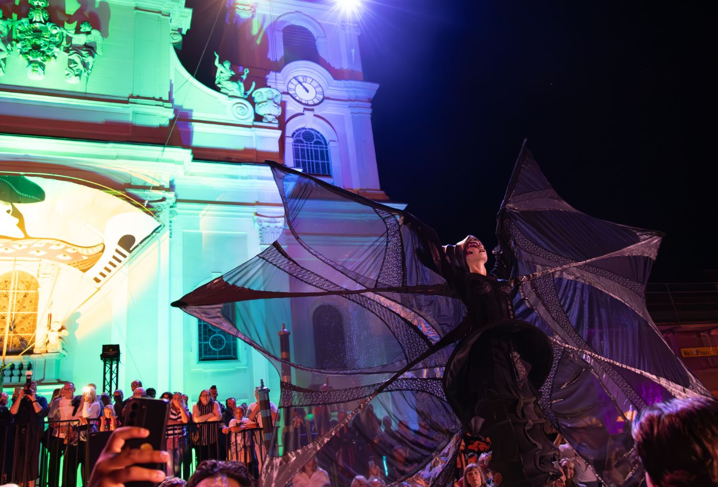 Maskenträger vor der Kirche