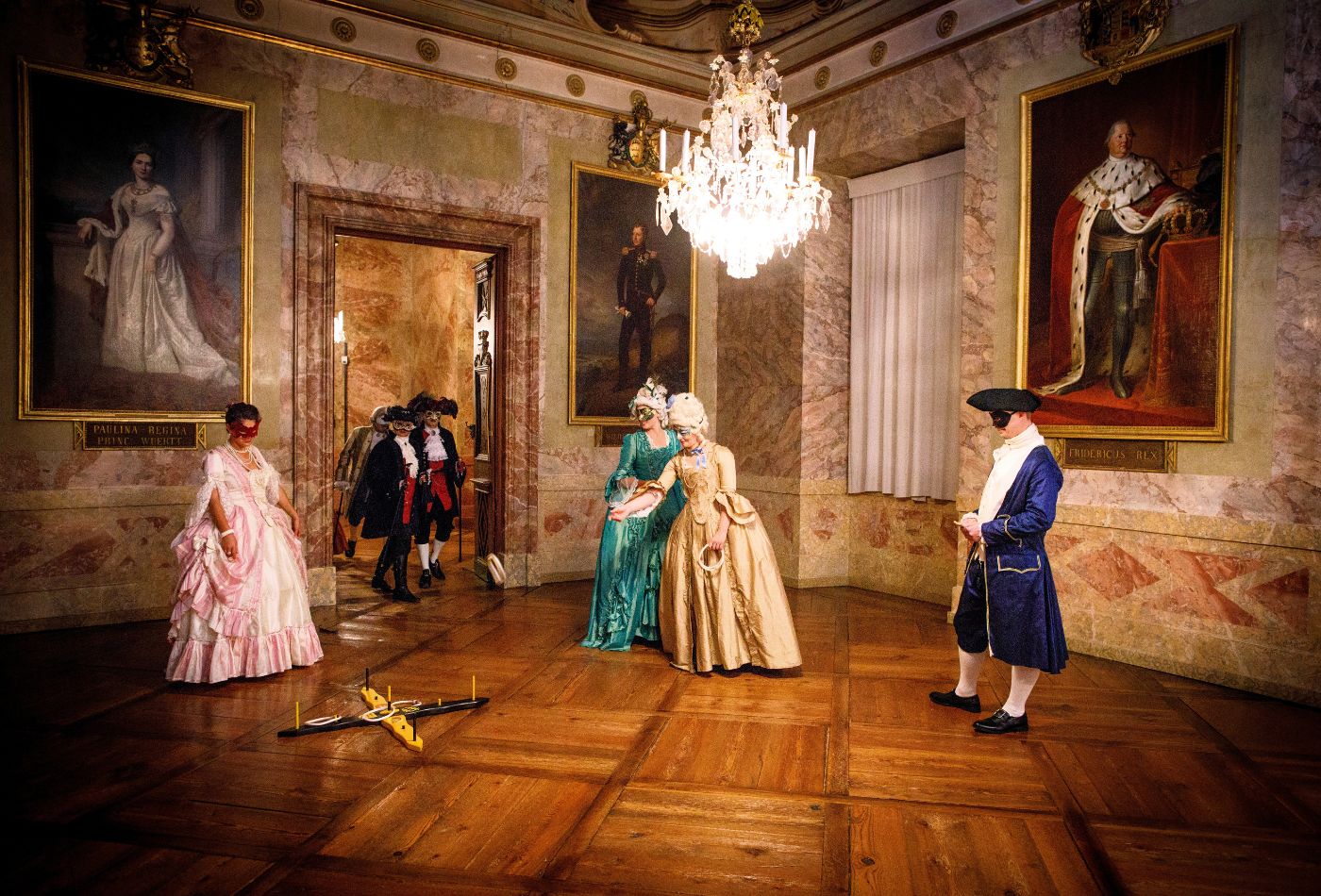 Historische Spiele beim Maskenball im Residenzschloss