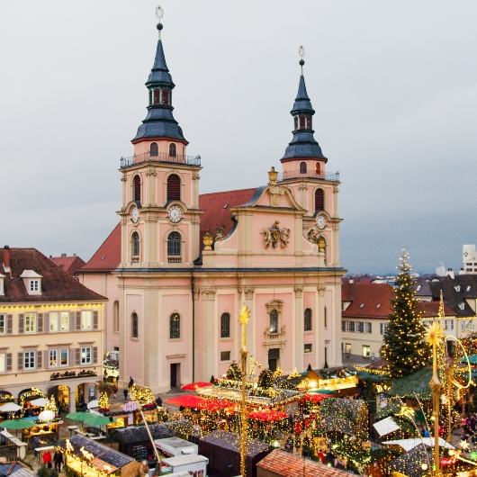Zu sehen ist ein Teil des Barock-Weihnachtsmarktes Ludwigsburg mit der evangelischen Stadtkirche.
