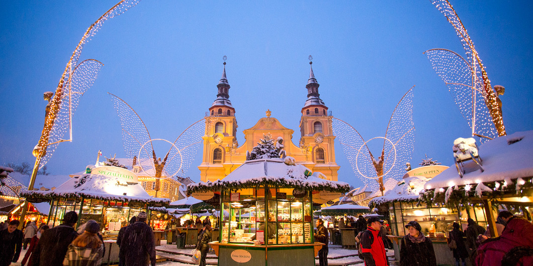 Zwei Maskenträger auf dem Marktplatz