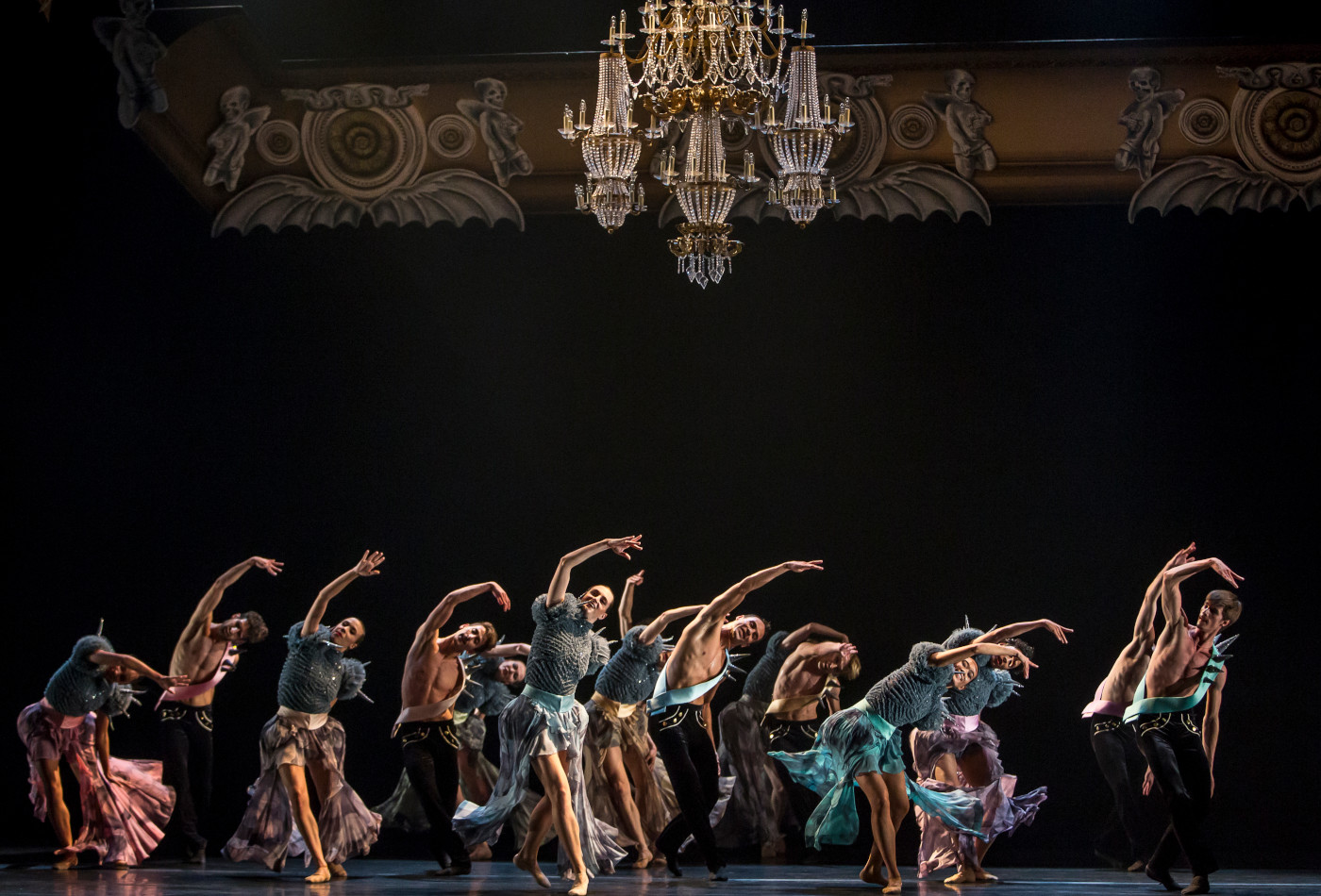 Tanzensamble des Ballet du Grand, Théâtre de Genève auf der Bühne