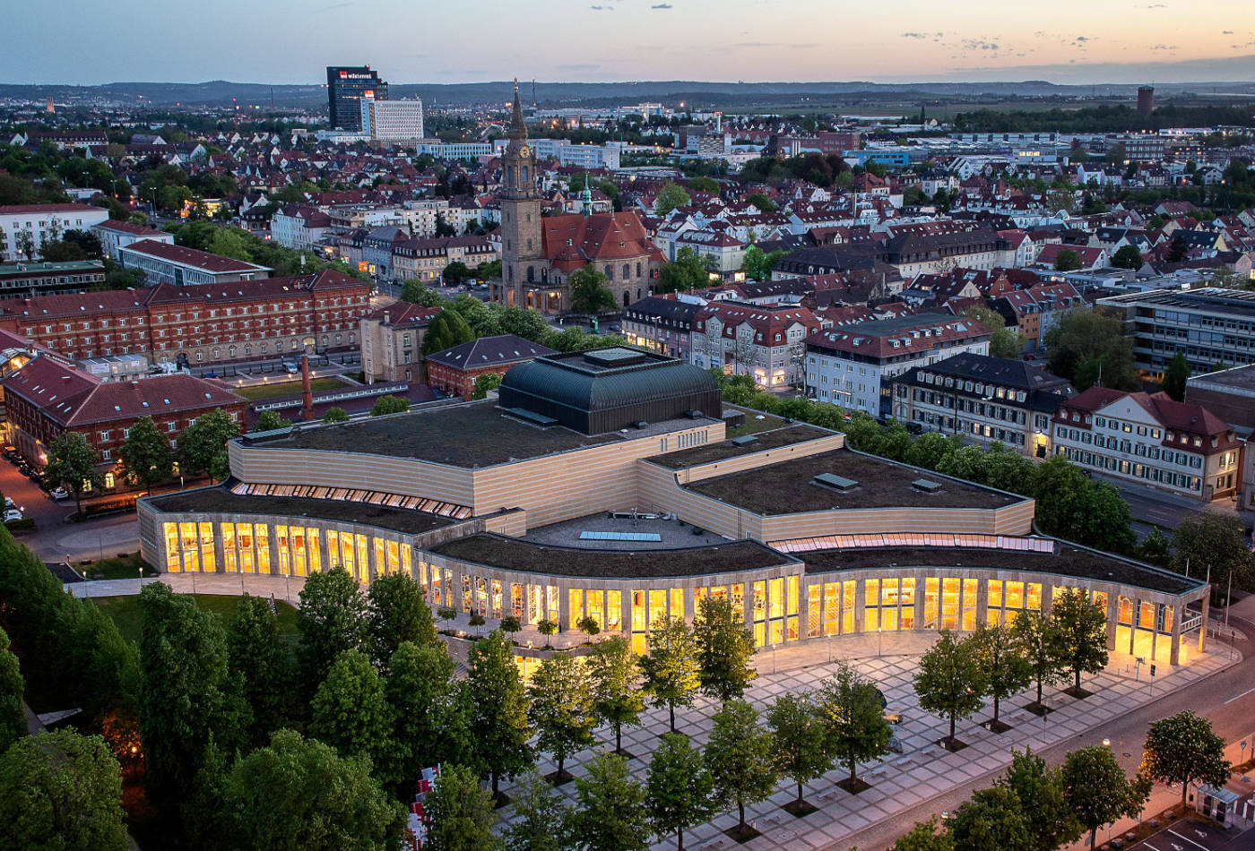 Luftaufnahme eines Konzerthauses in der Dämmerung.