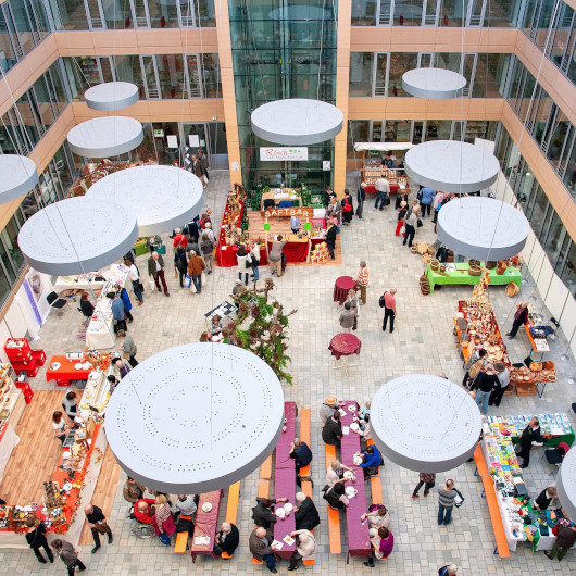 Blick von oben auf Verkaufsstände beim Ludwigsburger Spätlingsmarkt