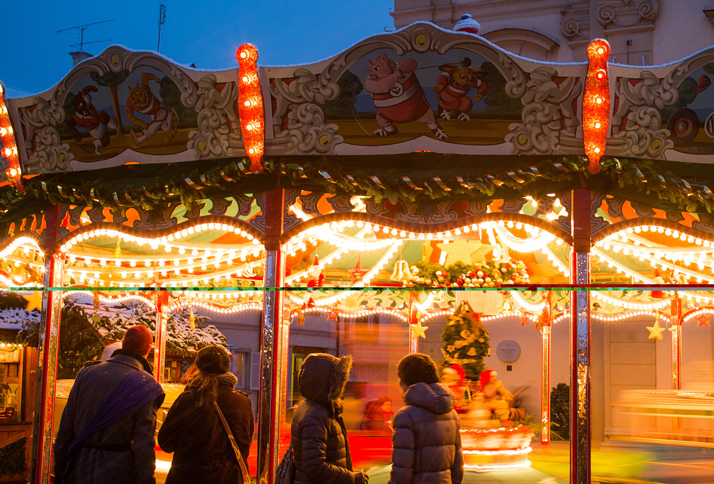 Leuchtendes Karussell auf dem Ludwigsburger Barock-Weihnachtsmarkt Besucher vor illuminiertem Karussell