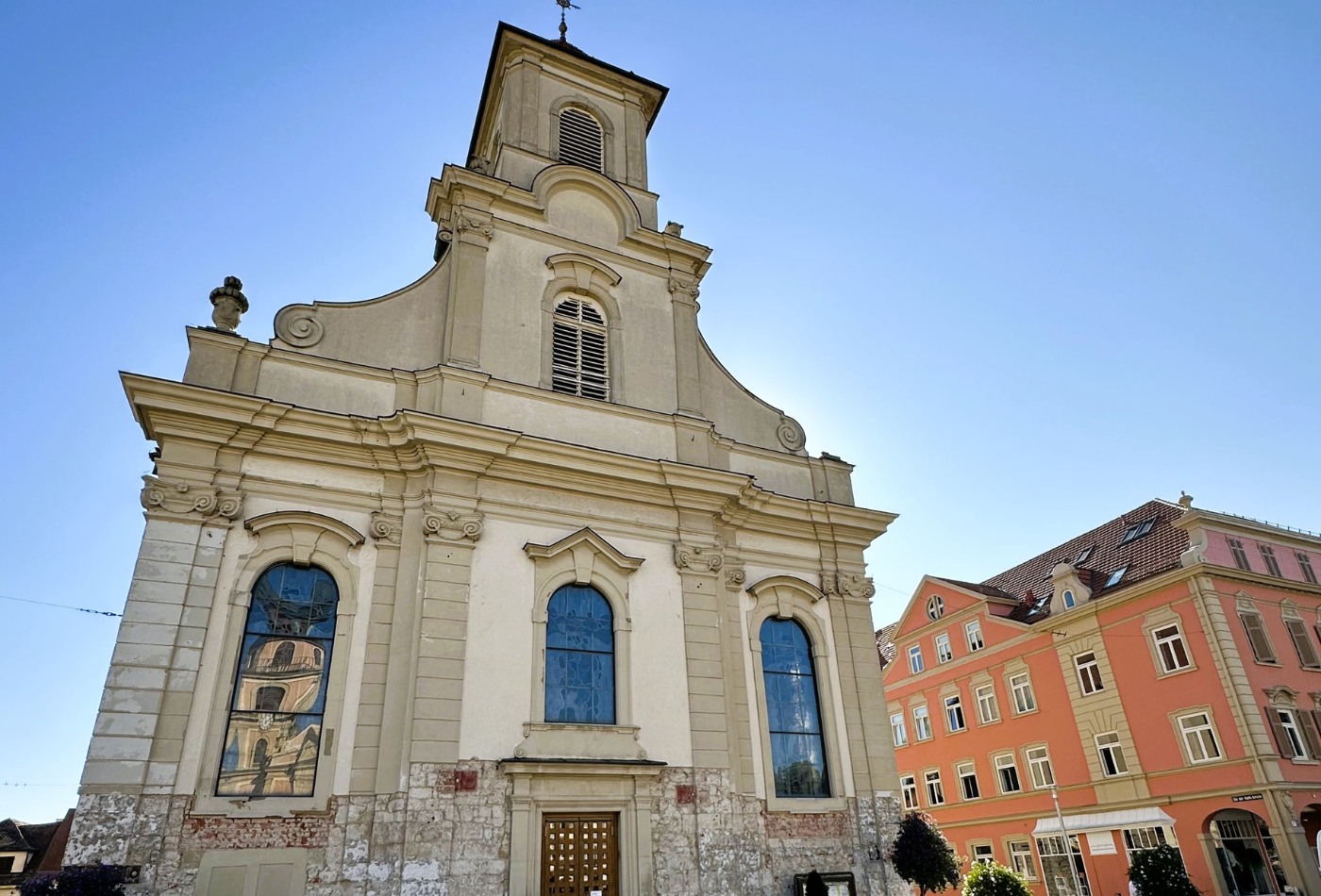 die Fassade der katholischen Kirche vor strahlend blauem Himmel