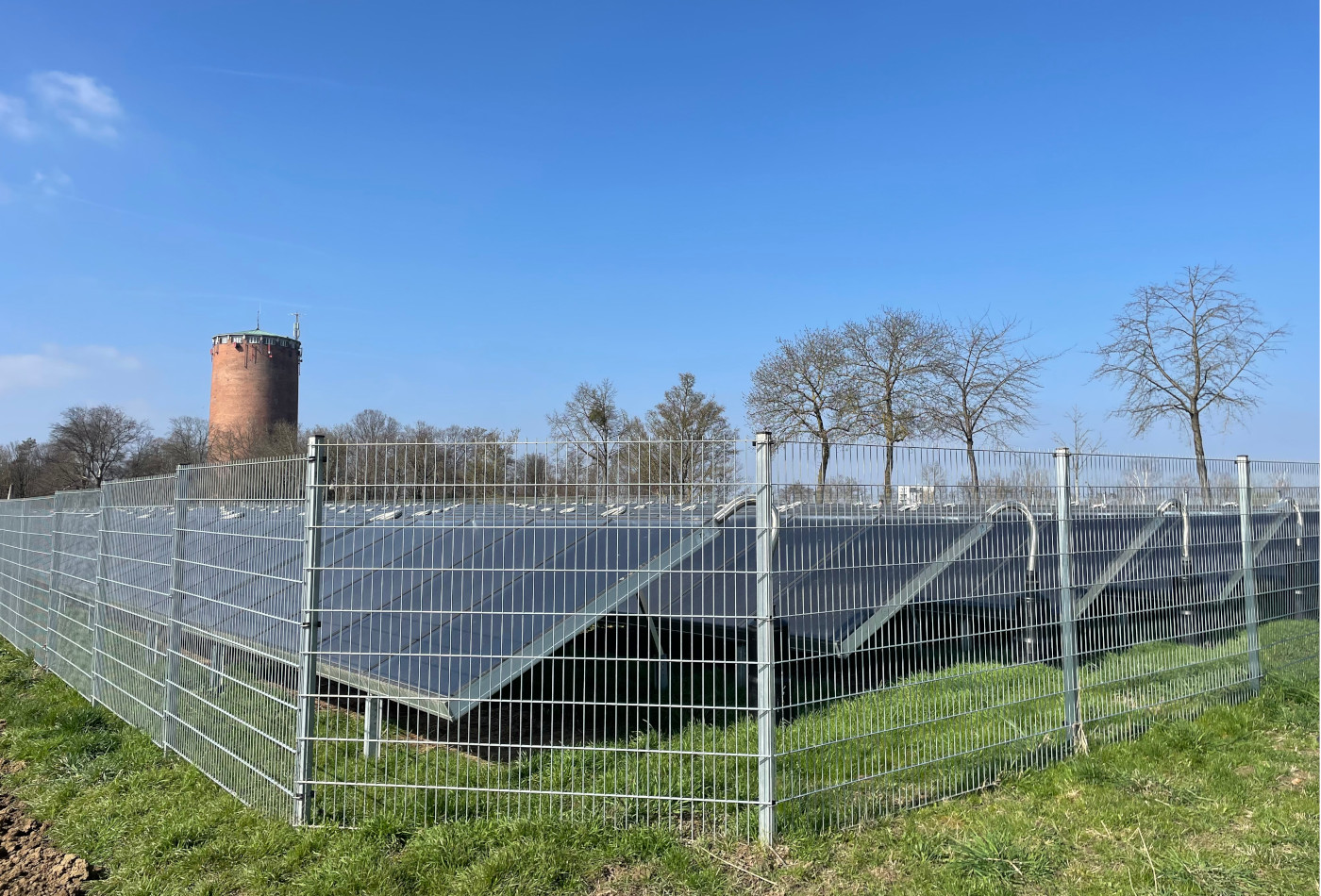 Solar-Panel hinter einem Zaun