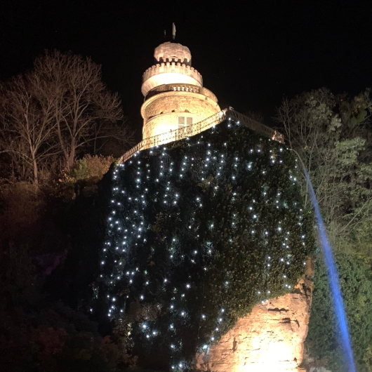 Der Turm des Märchengartens ist mit einer Lichterkette geschmückt und kunstvoll angestrahlt