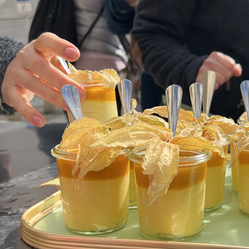 Ein Tablett mit einem Nachtisch in Glasschälchen verziert mit einer Physalis