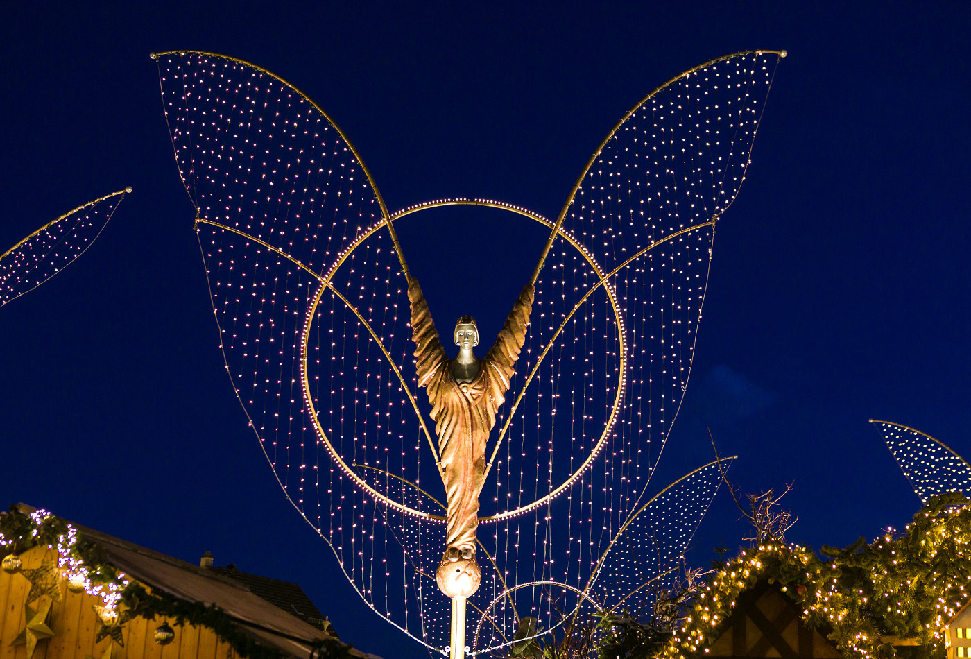 Golden illuminierter Engel auf dem Ludwigsburger Barock-Weihnachtsmarkt