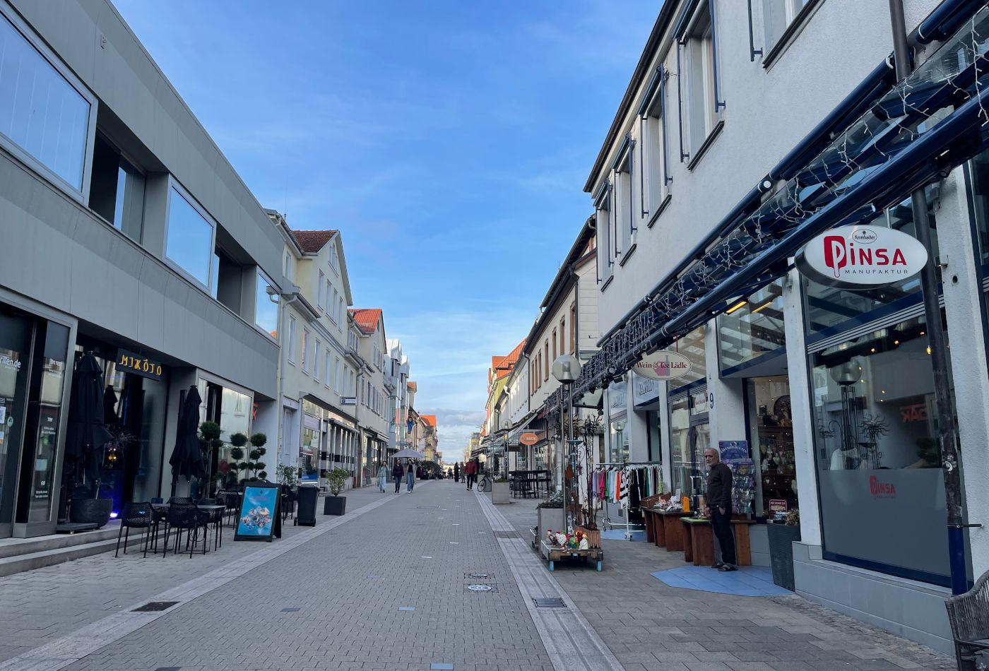 Blick auf eine Fußgängerzone