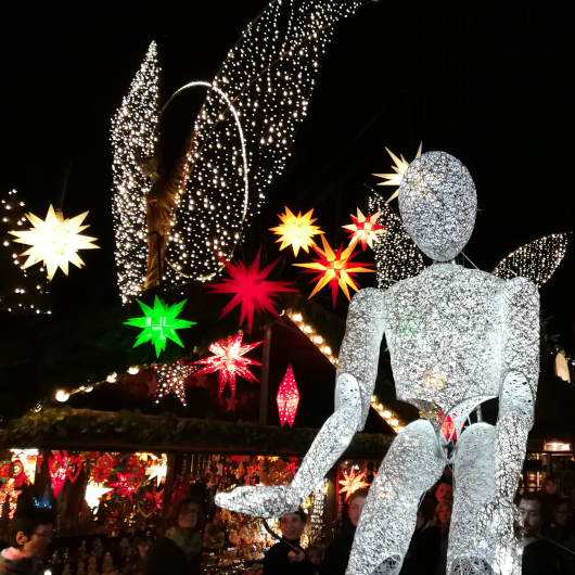 Zu sehen ist eine Leuchtfigur auf dem Barock-Weihnachtsmarkt Ludwigsburg.