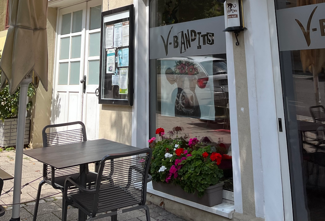 veganes Restaurant V-Bandits Ein Restaurant mit Tisch und Stühlen