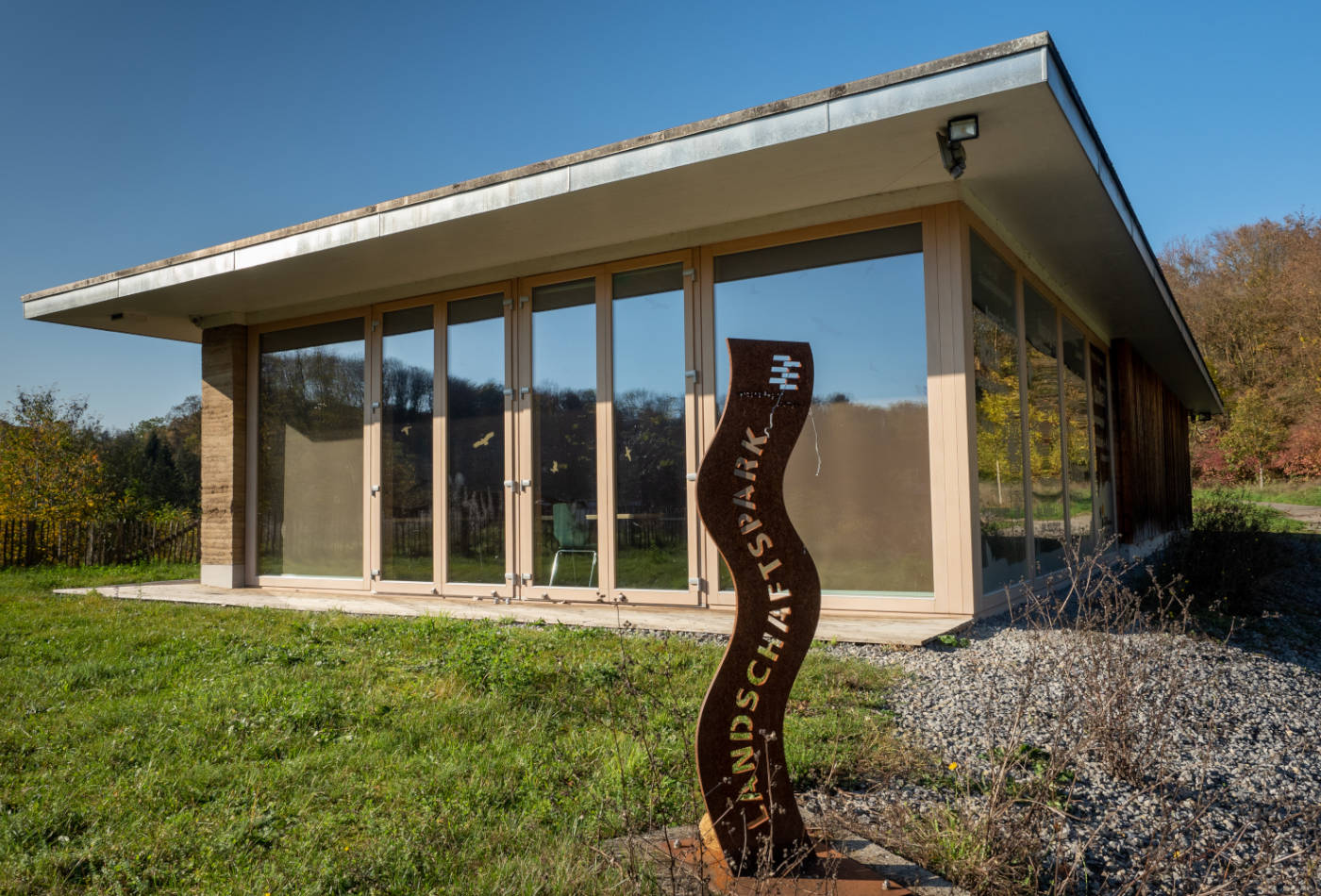 Blick auf das Natur-Informationszentrum Casa Mellifera