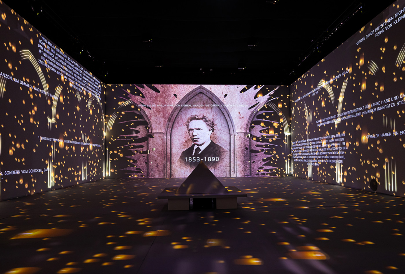 Innenaufnahme der immersiven Ausstellung "Van Gogh - The Immersive Experience"