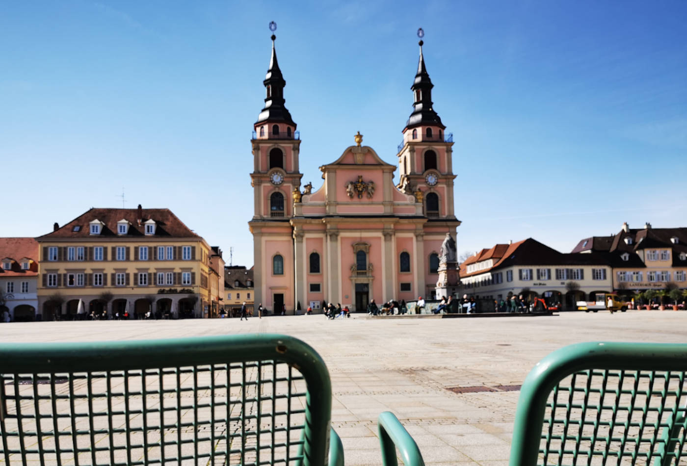 Blick über den Marktplatz auf die Stadtkirche