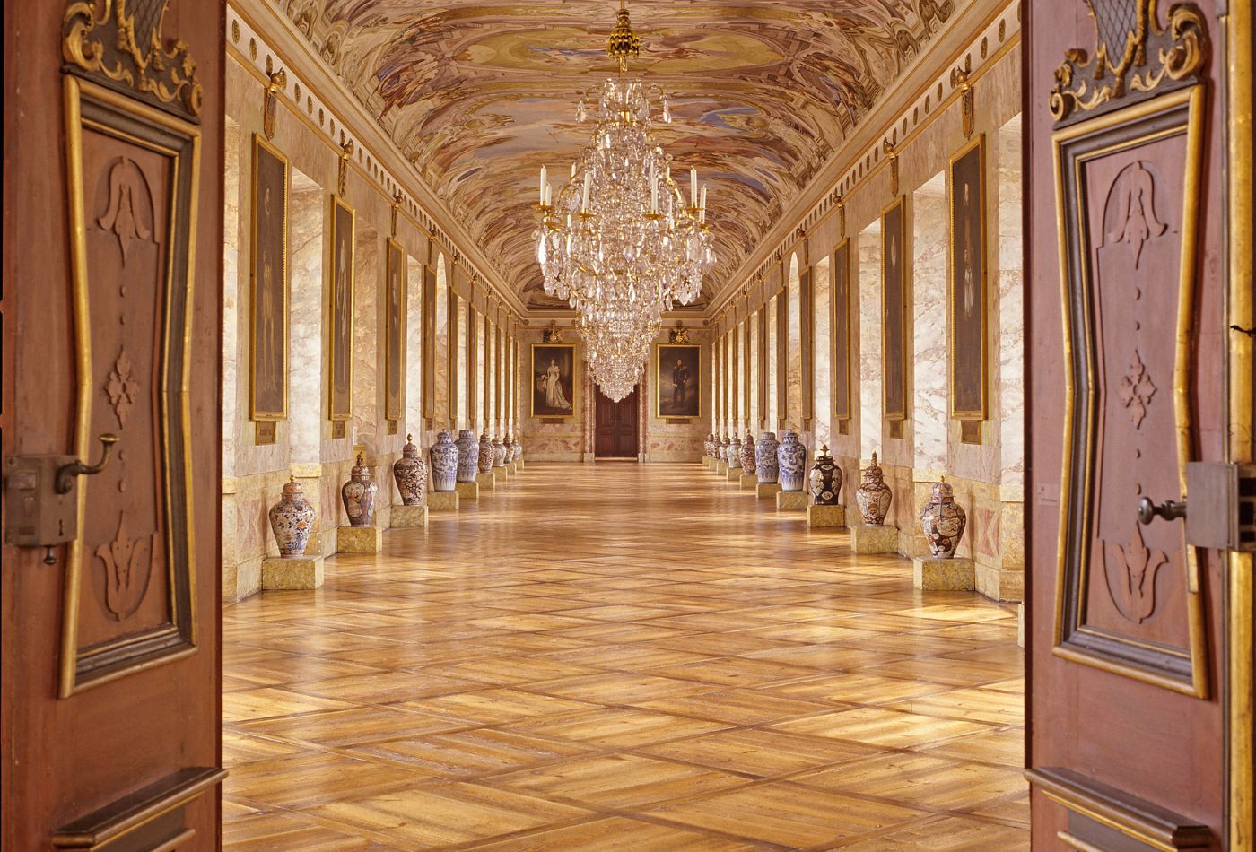 zwei Kronleuchter in den prunkvollen Räumen des Residenzschlosses