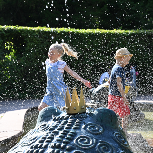 Zwei Kinder spielen im Wasser