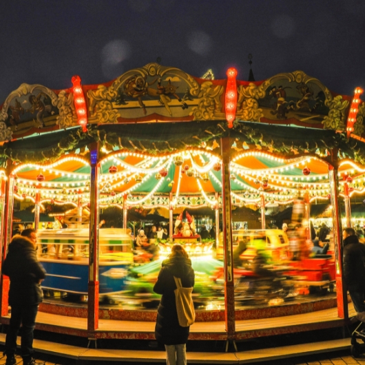 Zu sehen ist ein Pärchen, welches Glühwein trinkt.