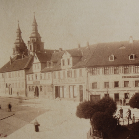 Eine alte Aufnahme des Holzmarktes in schwarz-weiß