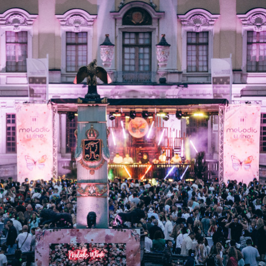 Menschen tanzen zu Musik im Schlosshof des Residenzschlosses Ludwigsburg