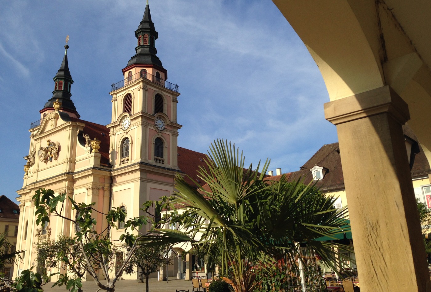 Stadtkirche Ludwigsburg mit Palme im Vordergrund