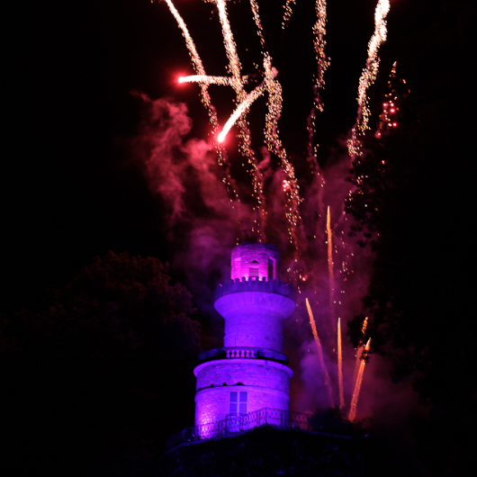 Feuerwerk an der Emichsburg im Blühenden Barock. Die Burg ist lila beleuchtet